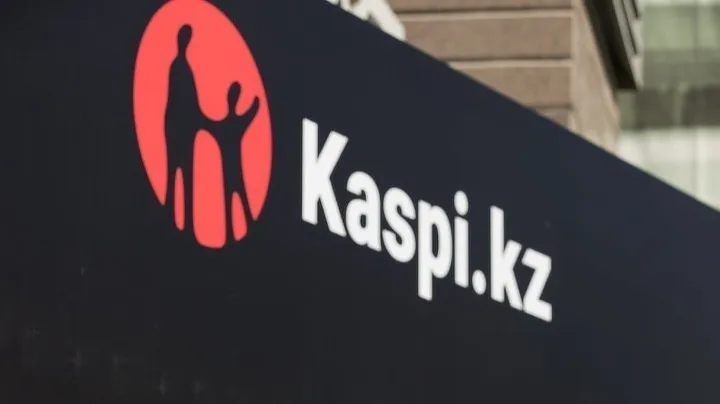Черная вывеска с логотипом Kaspi.kz