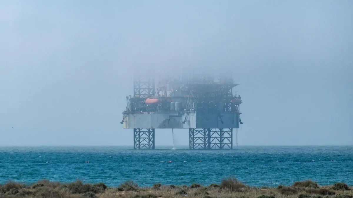 Нефтяная вышка в море в тумане