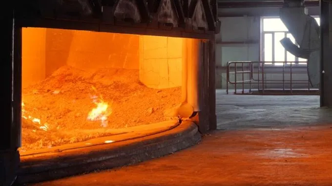 Печь с огнем на заводе полукругом 