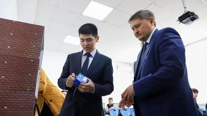 Саясат Нурбек и студент в учебном заведении