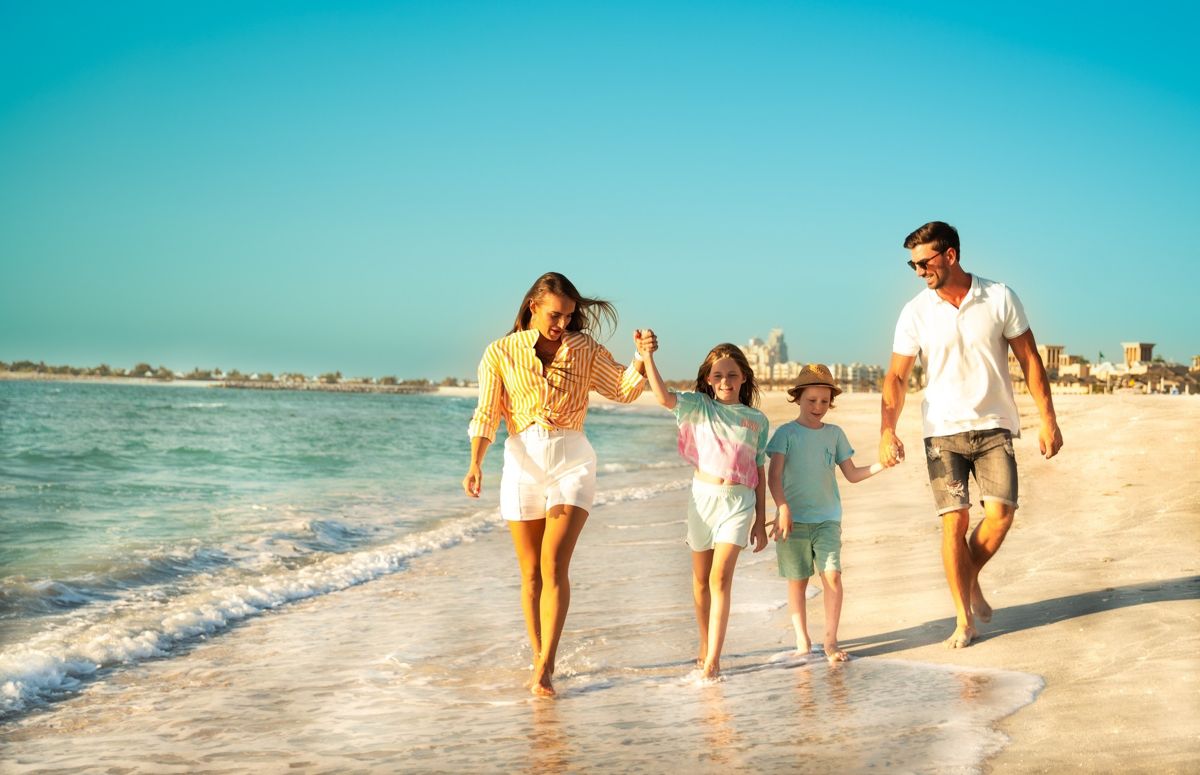 Семейный отдых в Рас-эль-Хайме, семья, двое детей, на пляже