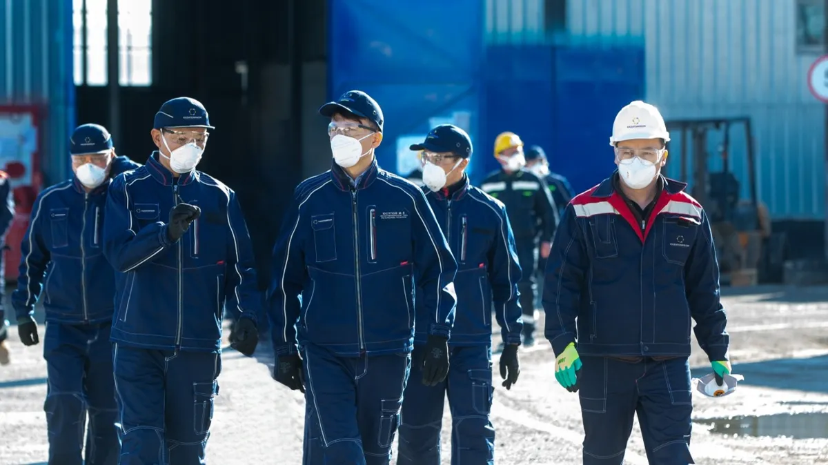 сотрудники Казатомпрома на месторождении урана