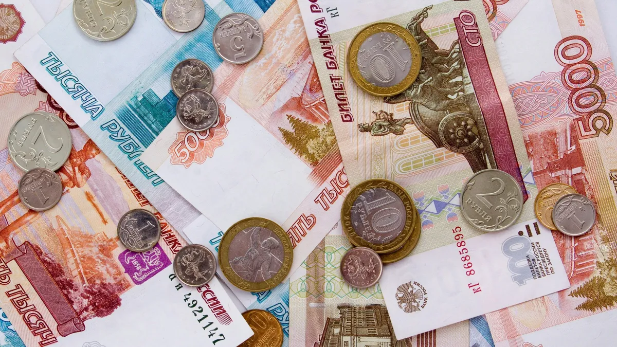 Российские рубли номиналом 1000 и 5000 рублей и монеты