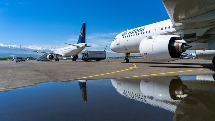 Самолет авиакомпании Air Astana рядом с лужами