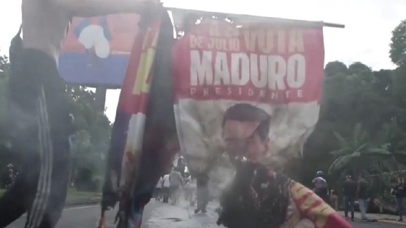 Подожженный плакат с изображением Николаса Мадуро