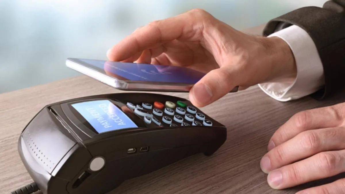 pos-терминал мобильный телефон руки операции по оплату через мобильное приложение
