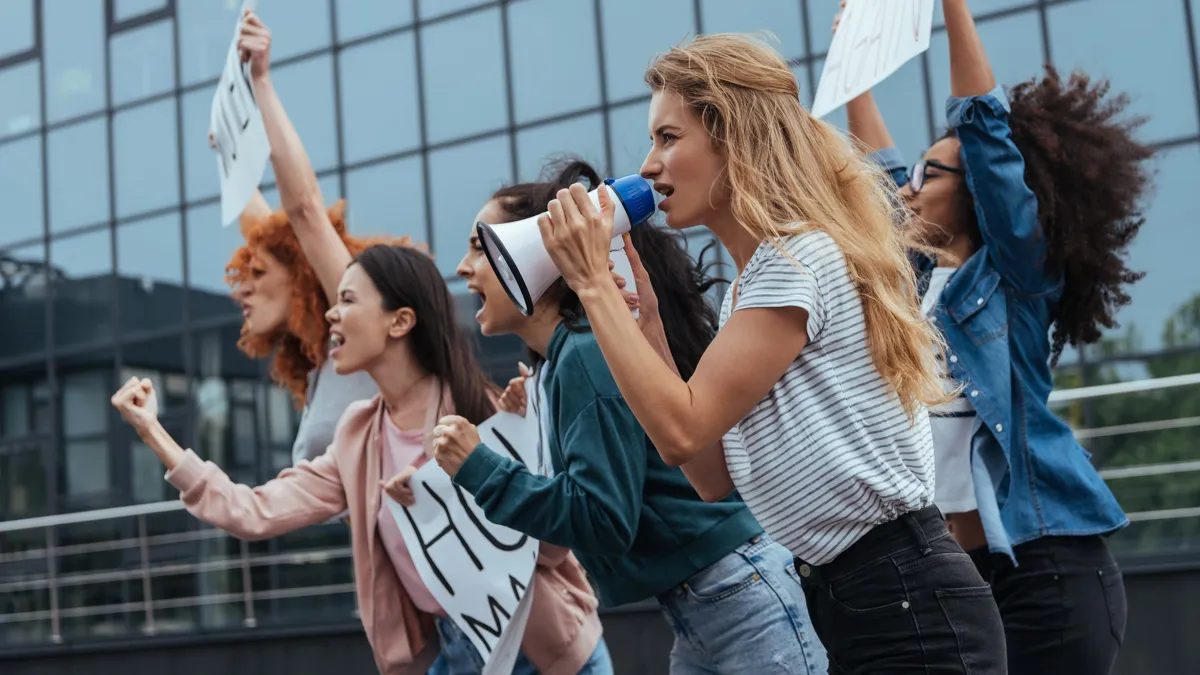 Женщины с мегафоном протестуют