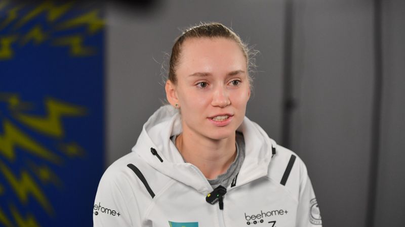 Елена Рыбакина в белой спортивной форме