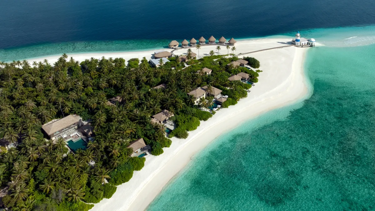 остров Мальдив, белый песок на пляже