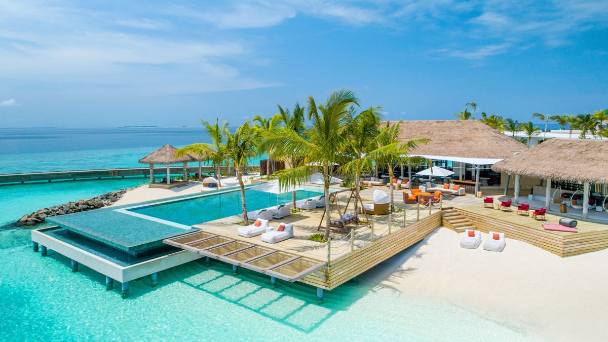 пляж на Мальдивах, бассейн, пальмы, соломенные крыши