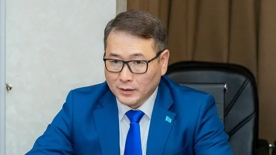 Арман Шаккалиев министр торговли РК, в голубом пиджаке и галстуке