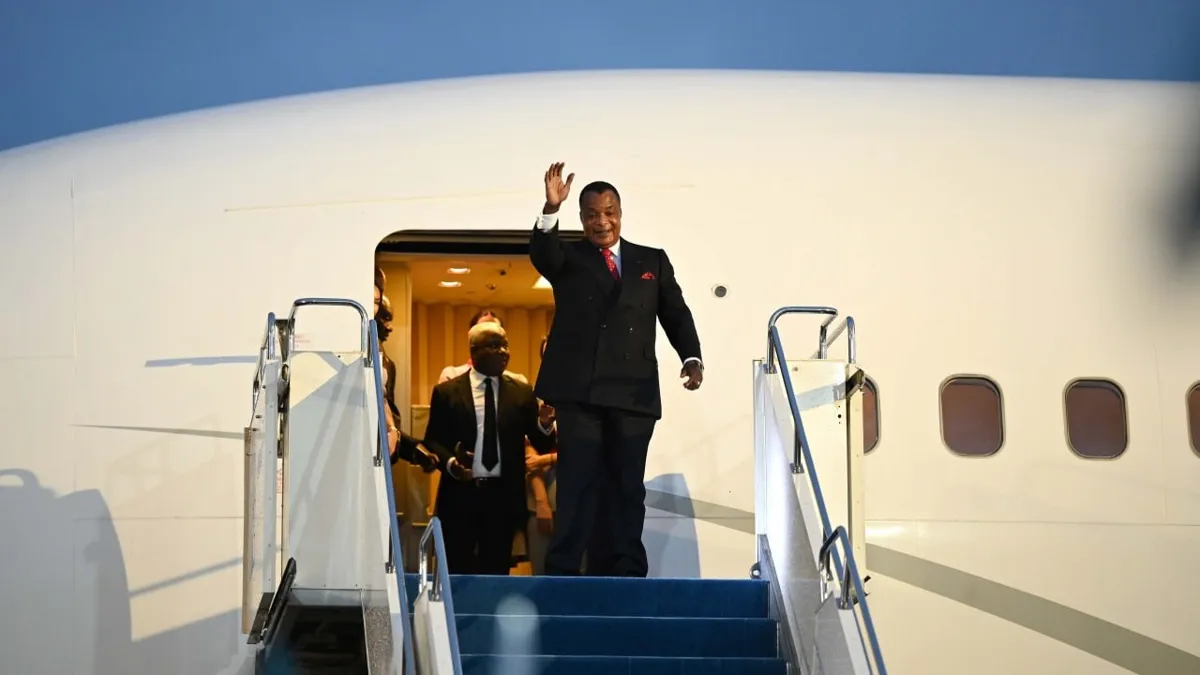 Президент Конго на трапе самолета