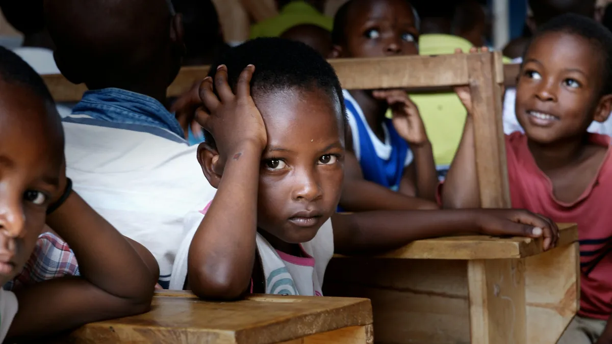 Африканские дети сидят за партами