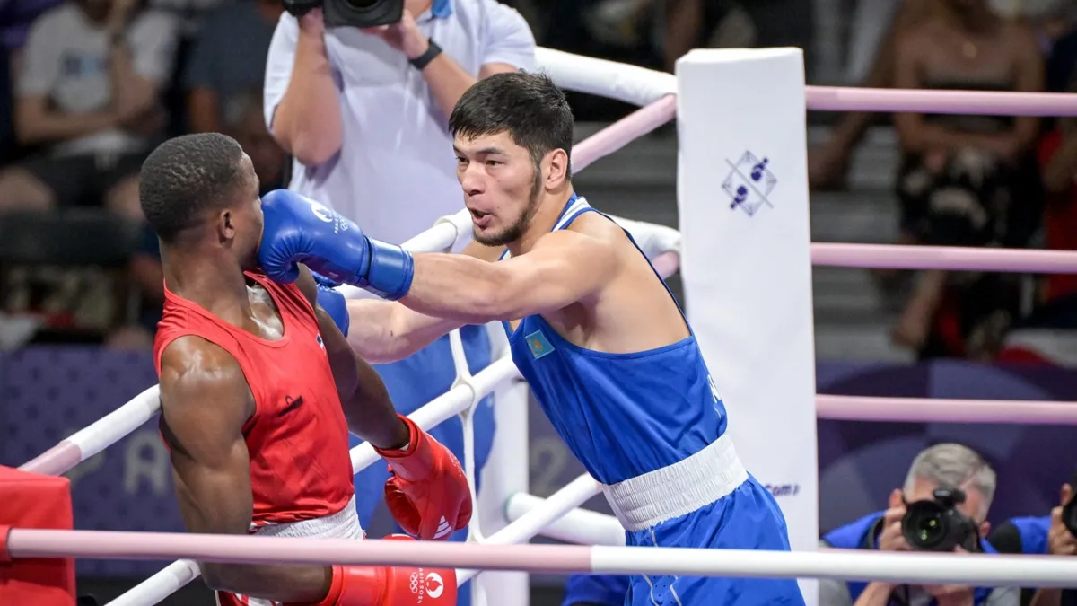 Нурбек Оралбай - боксер, на ринге, наносит удар чернокожему сопернику