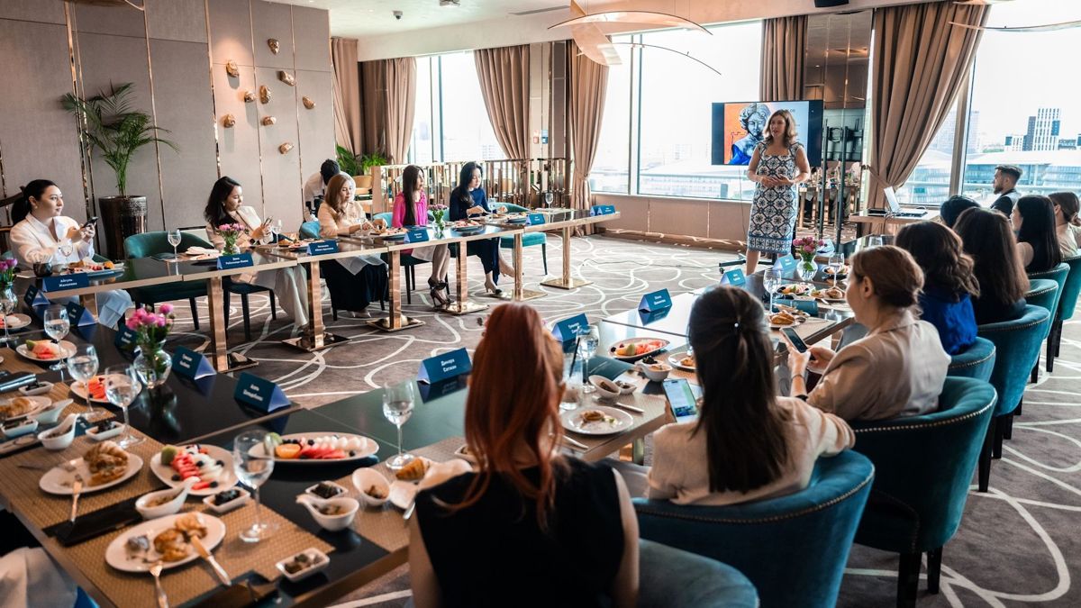 Заместитель председателя правления ФИДЕ Дана Рейзниеце-Озола и гостьи бизнес-завтрака
