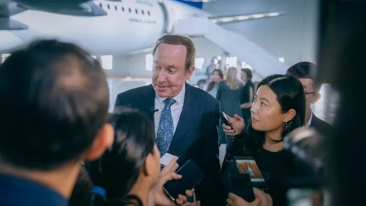 Глава Air Astana Питер Фостер в окружении журналистов
