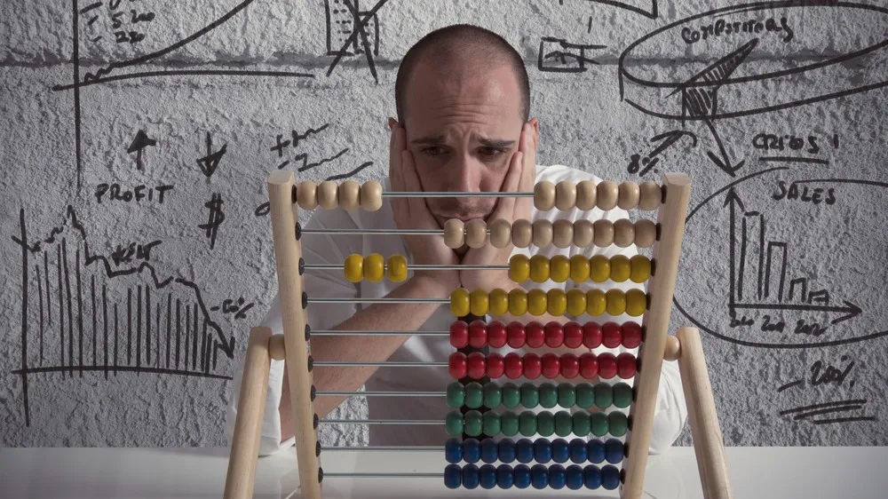 Человек за счетами задумался, как считать