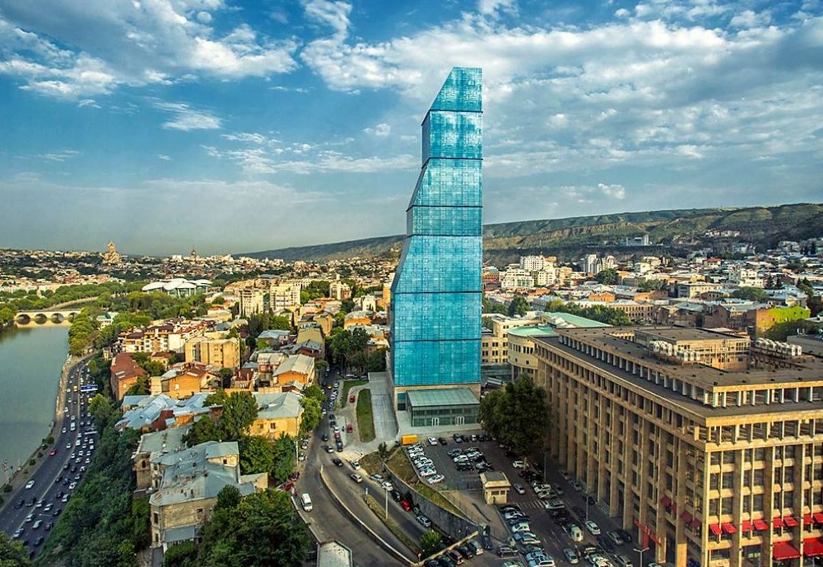 Biltmore Tbilisi Hotel , стеклянное бирюзовое здание в Тбилиси, небоскреб