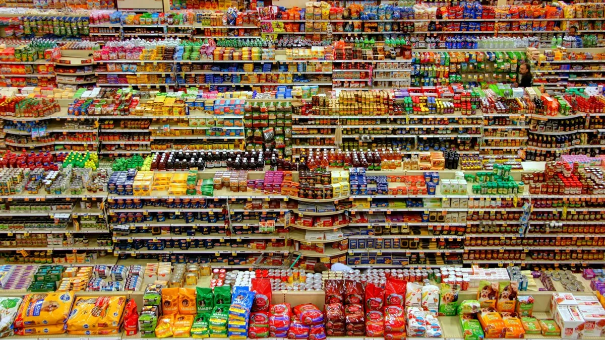 прилавки с продуктами в супермаркете