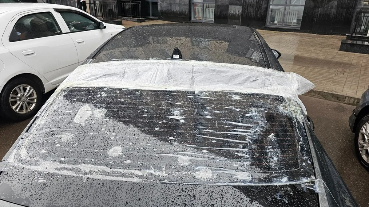 Поврежденный градом в Астане автомобиль град Астана