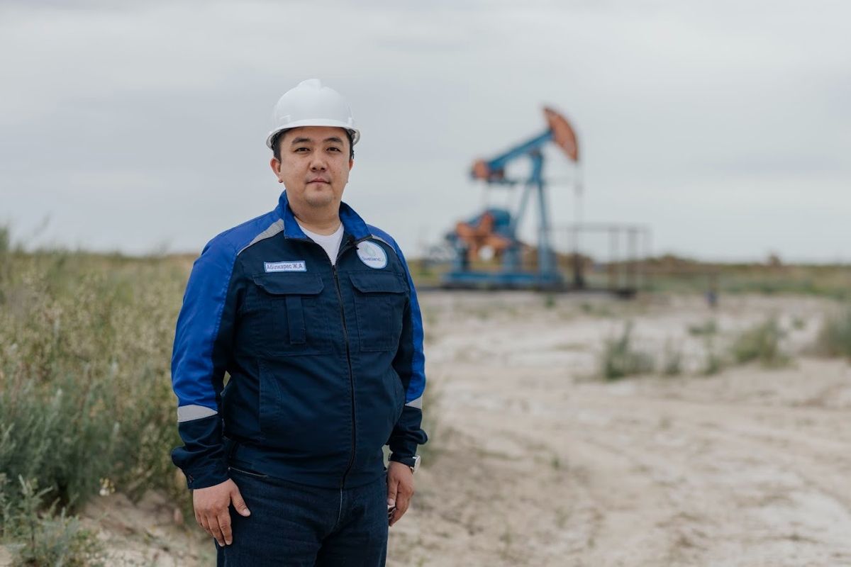 Женис Абилкарес Женис Абилкарес, нефтяник в каске на фотне качалки