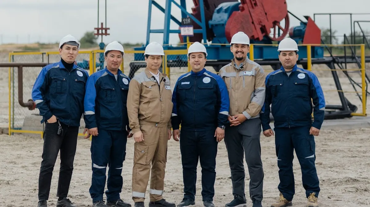 Команды «Светланд-Ойл» и PetroMining нефтяники в касках на фон агрегата