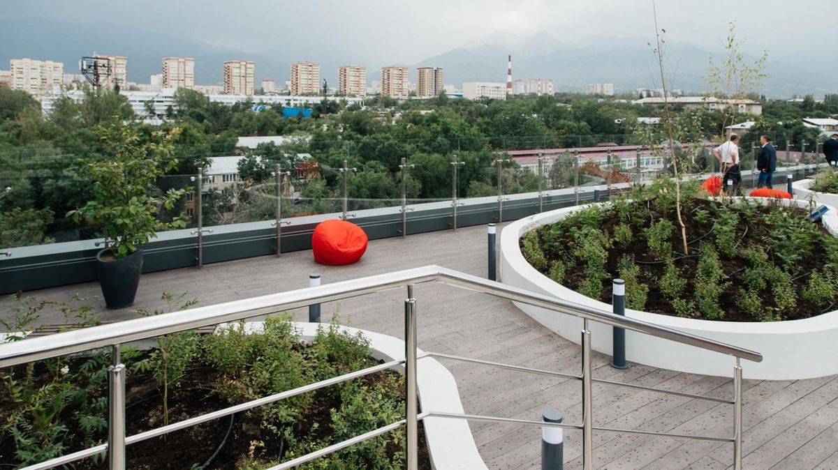 Терраса на крыше общежития с видом на город Терраса общежития, вид на город