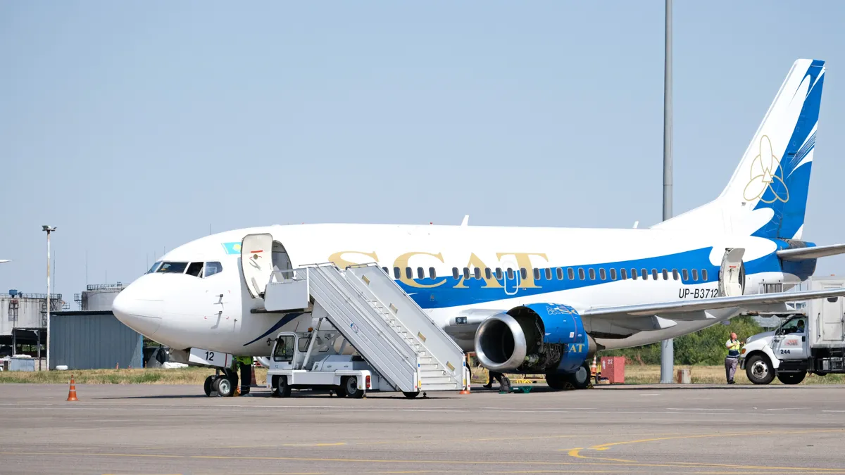 Boeing 737 авиакомпании SCAT аэропорт трап открытый двигатель крышка заправщик