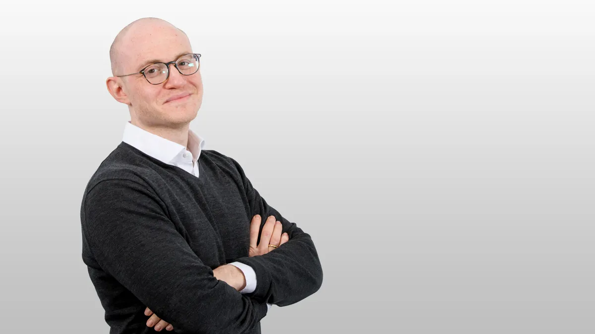 Александр Дунаев, сооснователь Solva Александр Дунаев в темном свитере и очках