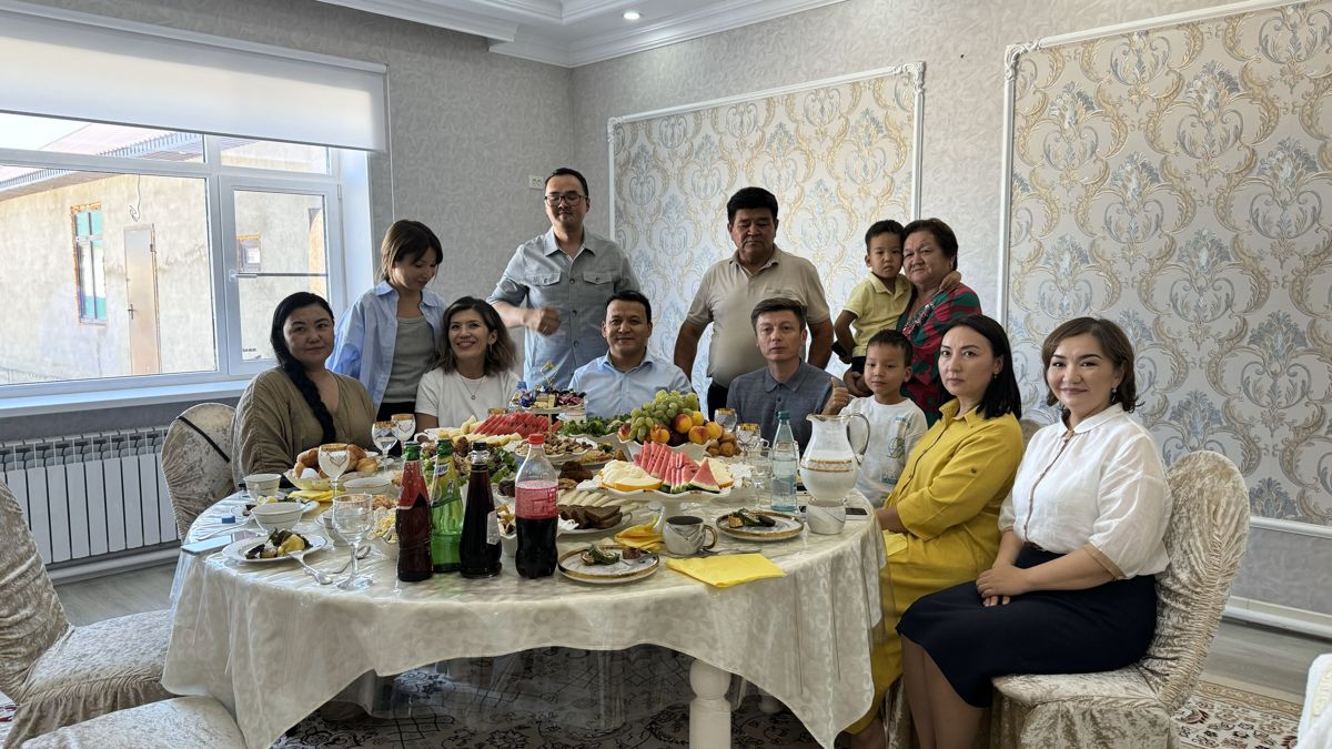 Семья Кадырбека Космакова в новом доме Семья Кадырбека Космакова в новом доме