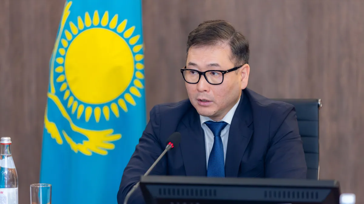 Арман Шаккалиев Арман Шаккалиев на фоне флага