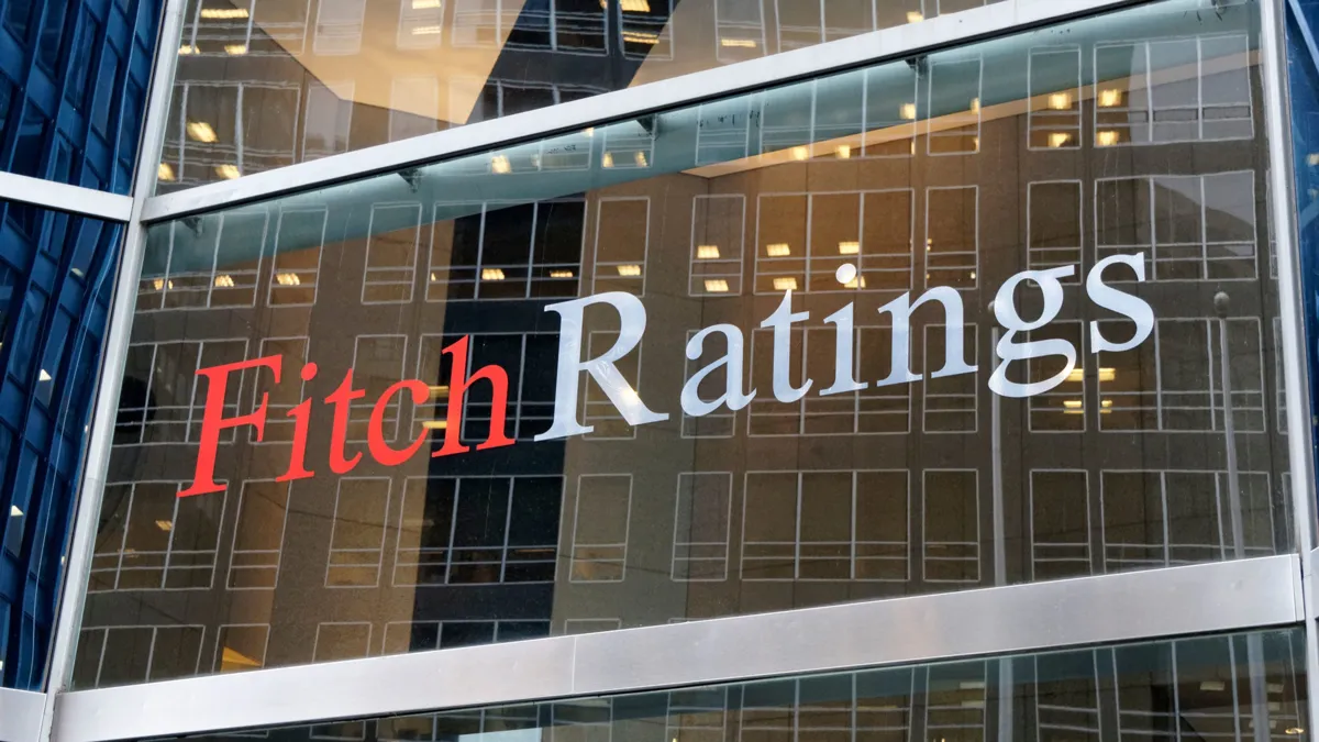 логотип Fitch Ratings на здании из стекла