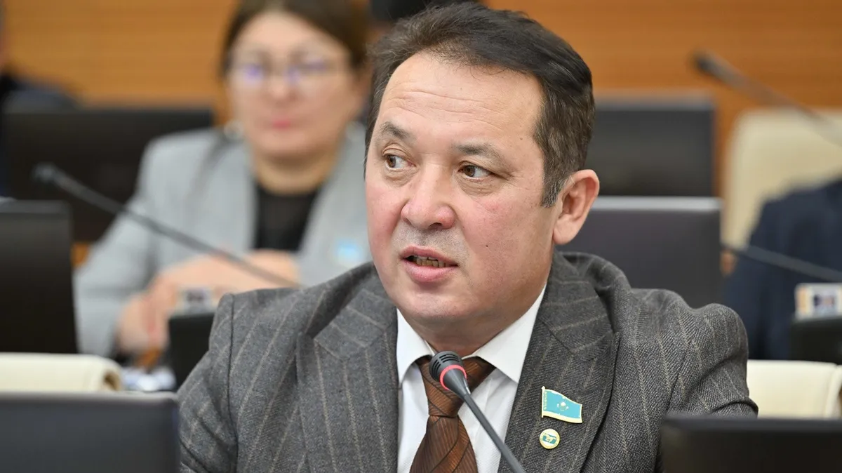 Акар Садыков Депутат в парламенте со значком Аскар Садыков