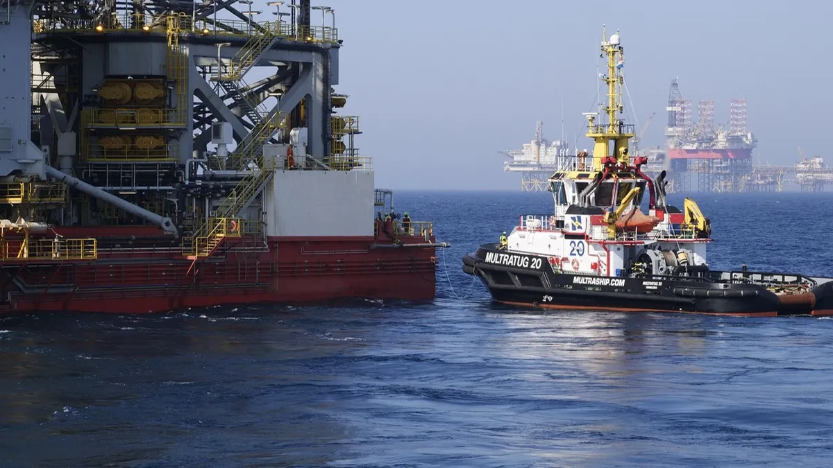 нефтяная платформа в море
