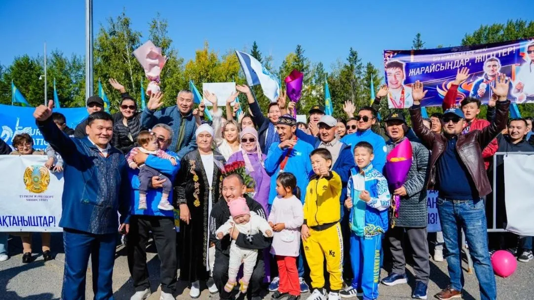 Толпа людей с флагами Казахстана и плакатами
