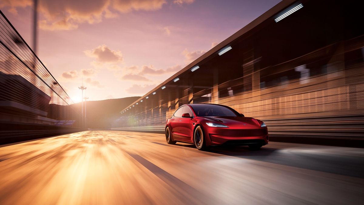 Tesla Model 3 Performance Tesla Model 3 Performance, красная машина на фоне заката, едет по дороге
