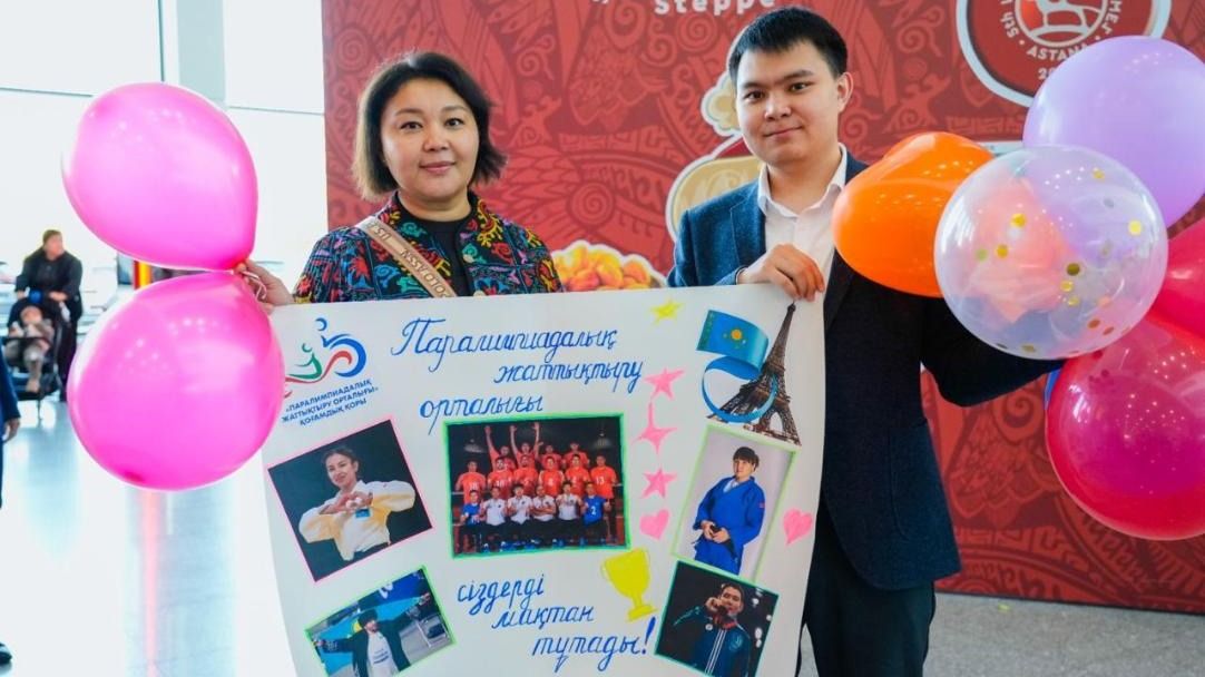 Спортсменов встречали с цветами, плакатами и флагами Спортсменов встречали с цветами, плакатами и флагами