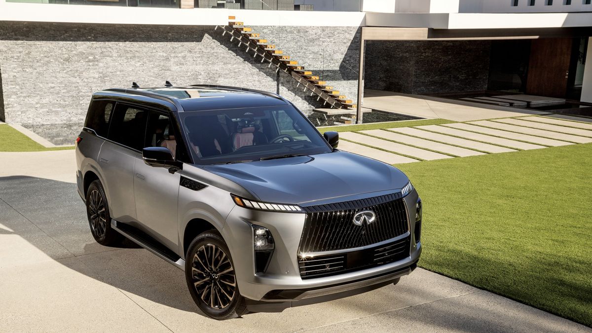 Infiniti QX80 Infiniti QX80, внедорожник у газона