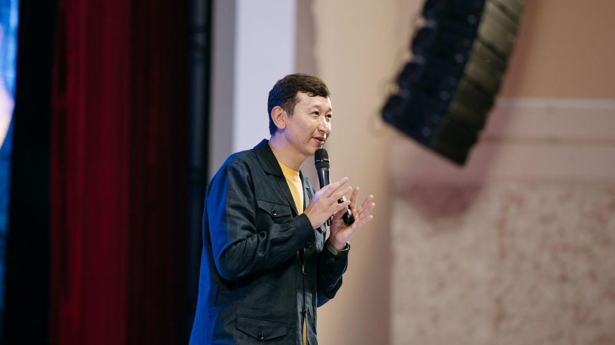 Алишер Еликбаев Алишер Еликбаев на сцене с микрофоном