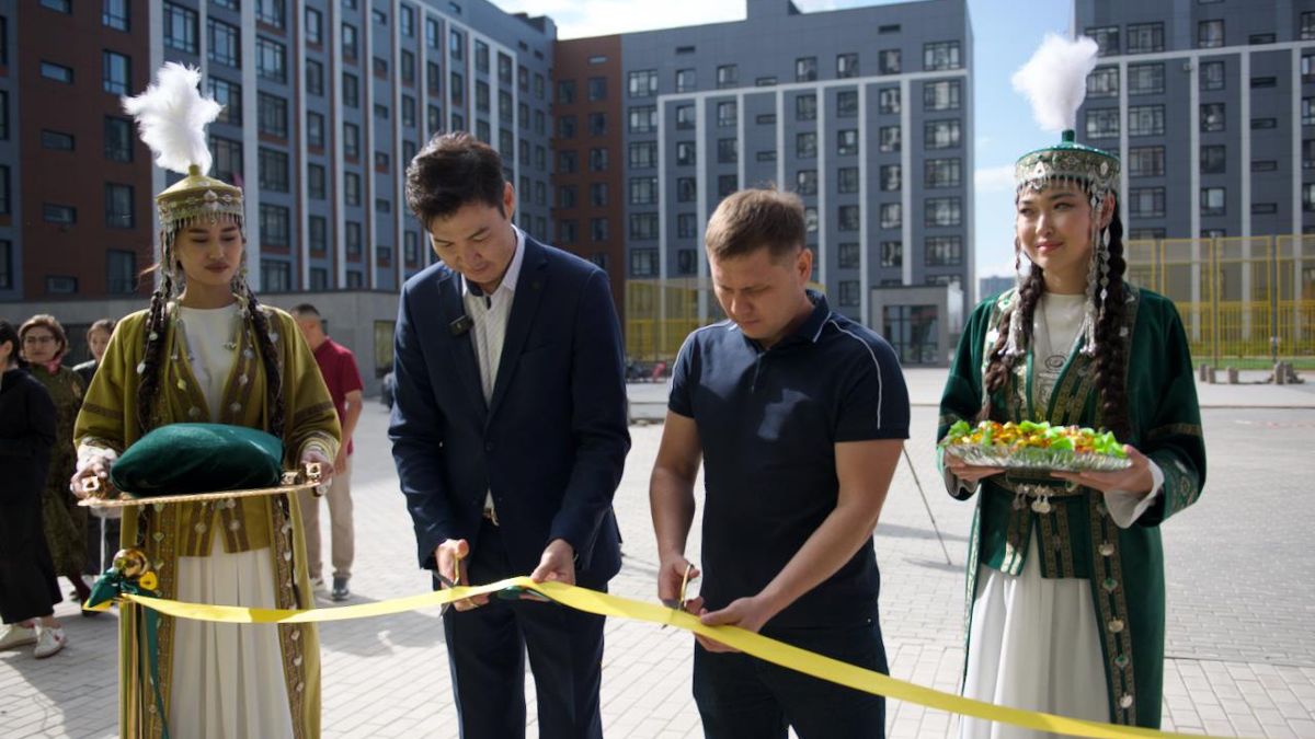 Комплекс Compass North был построен в рамках соглашения с акиматом Астаны Фонд Кулибаева передал 400 квартир акимату Астаны для семей, нуждающихся в поддержке