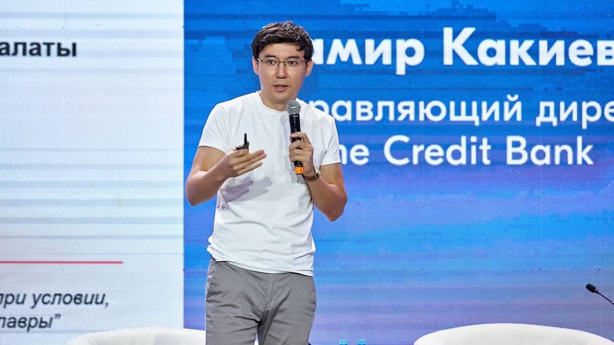 Home Credit Bank, руководитель проекта Дамир Какиев, мужчина в белой футболке на фоне экрана с надписями