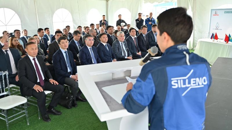 На церемонии начала строительства завода по производству полиэтилена в Атырауской области, сентябрь 2024