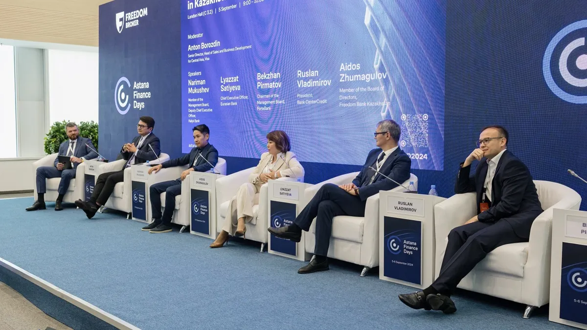 Участники дискуссии Участники дискуссии, сидят в креслах на сцене Astana Finance Days 2024