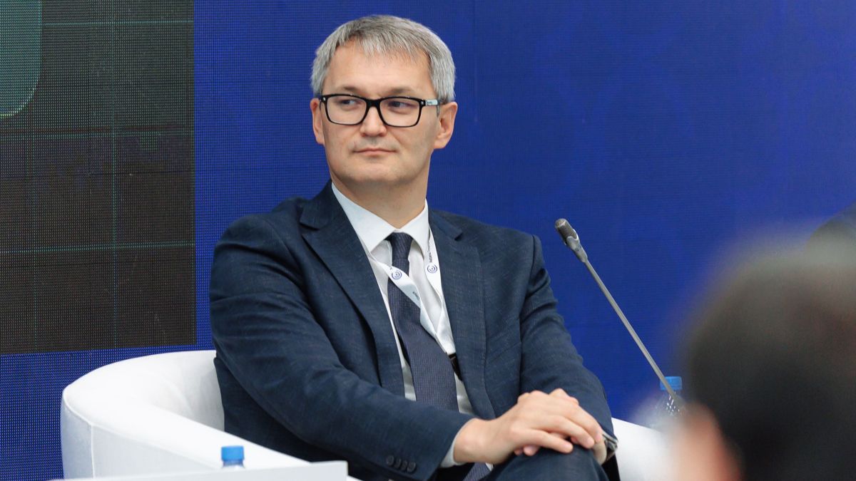 Руслан Владимиров Руслан Владимиров в белом кресле на панельной сессии