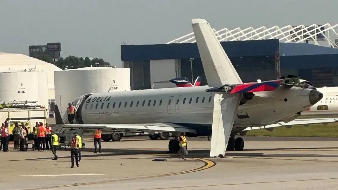 Повреждённый CRJ-900 Повреждённый CRJ-900