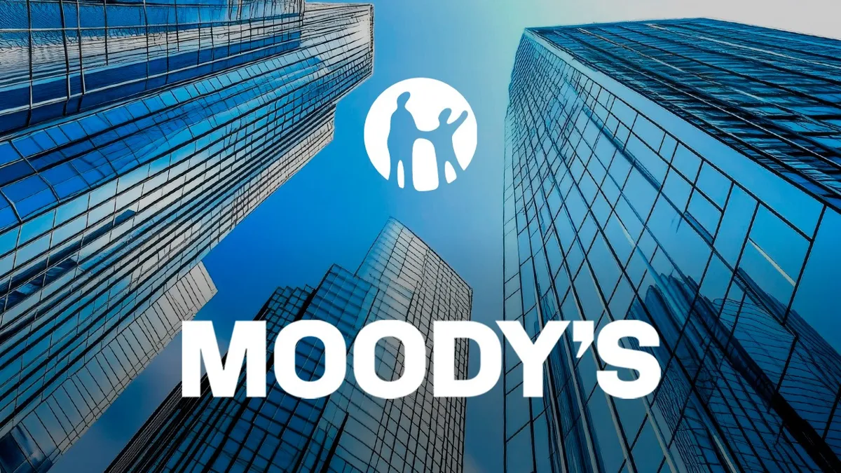 Логотипы Kaspi и Moody’s на фоне высотных стеклянных зданий