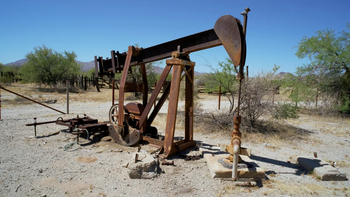 старая качалка для нефти 
