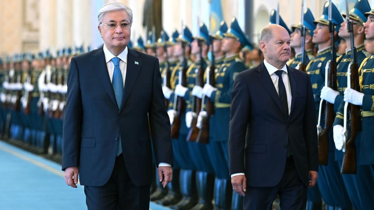 Касым-Жомарт Токаев и Олаф Шольц Касым-Жомарт Токаев и Олаф Шольц, торжественная встреча в Акорде