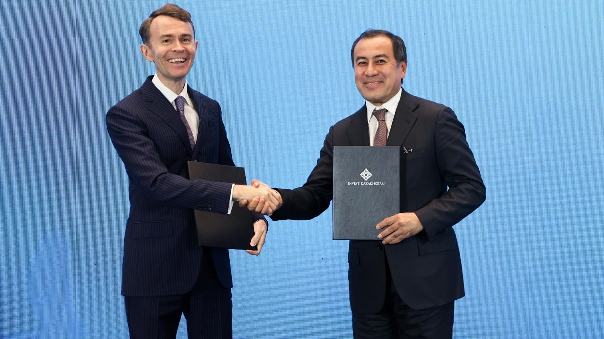 Меморандум между АО «Экспортно-кредитное агентство Казахстана» и Deutsche Bank, двое мужчин с папками пожимают руки