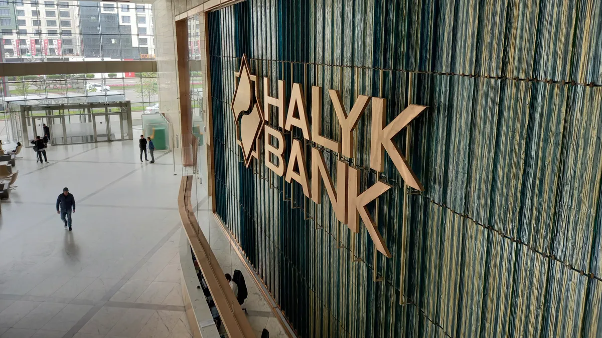Halyk Bank выкупит свои ГДР на $50 млн Головной офис Halyk Bank в Алматы, логотип внутри